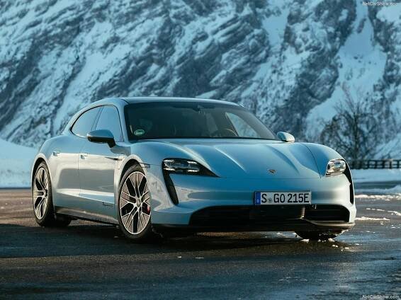 Hellblauer Porsche Taycan 4S Sport Turismo Front- und Seitenansicht stehend