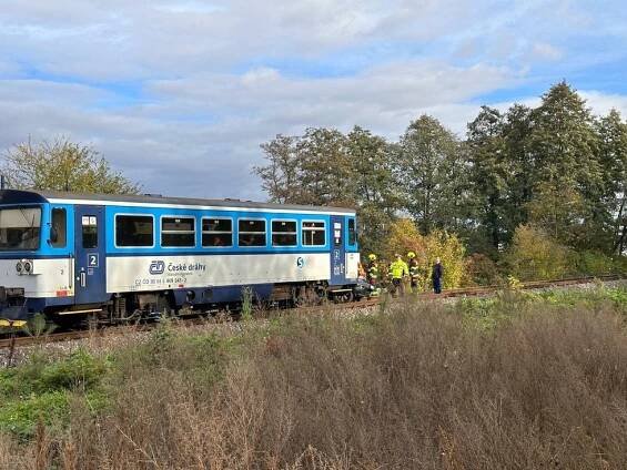 Vlak smetl na přejezdu u Záp auto: O ženin život záchranáři bojovali, zemřela ve vrtulníku