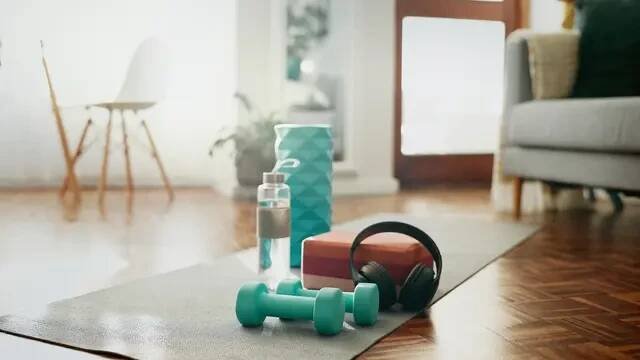 Domácí cvičení je skvělé - naučíte se poslouchat svoje tělo i správnou techniku cviků. Živý trenér ale občas chybí.