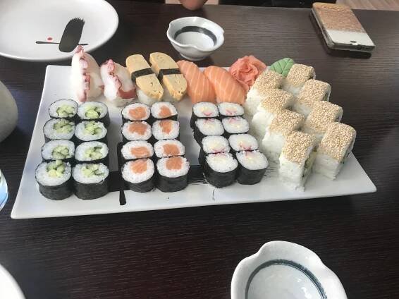 Sushi v podzámčí: 24 nebo 38 rolek s lososem, mořským vlkem i krabem