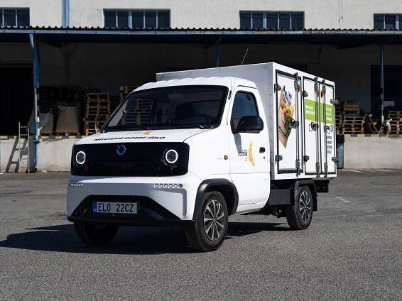 Čuprův Rohlík skupuje elektrododávky nové české automobilky. Dobíjí se úplně jinak, než je běžné
