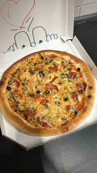 Čtvrtina pizzy o průměru 40 cm podle výběru v Rud’s pizza v centru Plzně