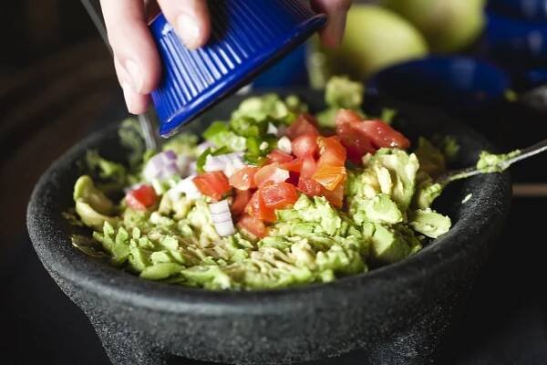 Do guacamole lze přidat nakrájenou červenou cibuli a rajčata.