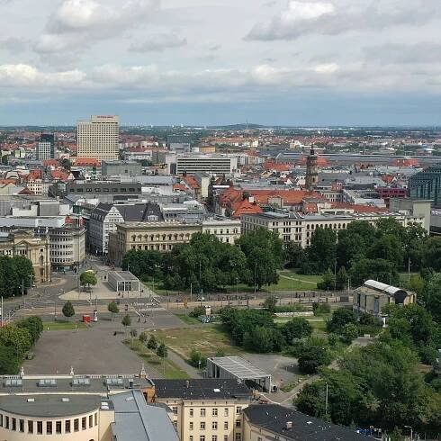 Die Leipziger Skyline mit dem Neuen Rathaus, Cityhochhaus, Wintergartenhochhaus und Leuschnerplatz.