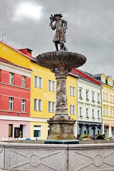 Kašna s plastikou sokolníka (Sokolov) – Wikipedie