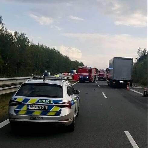Tragická nehoda zablokovala na pět hodin dálnici D5. V autě uhořel člověk