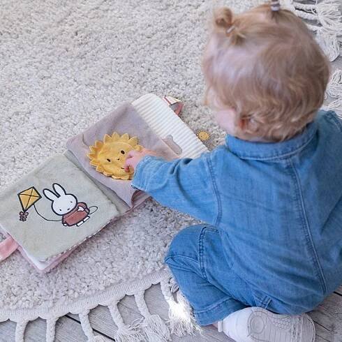 Little Dutch Textilní knížka s aktivitami králíček Miffy Fluffy Pink
