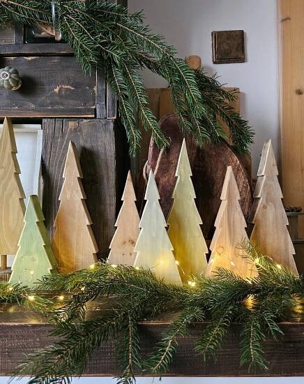 Pavla Gollová - PASTUdomov on Instagram: "Zase pár kousků jsem doplnila na e-shop... Kdo si je uloví? 🌲⭐️🌲 #drevenadekorace #inspirace #drevenystromecek #stro… in 2025 | Angel