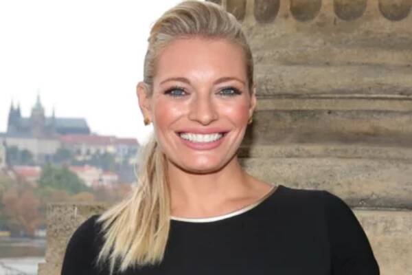 "Posílám pozdrav ze Španělska mým fanouškům": Slavná česká moderátorka Lucie Borhyová sdílela fotky z dovolené
