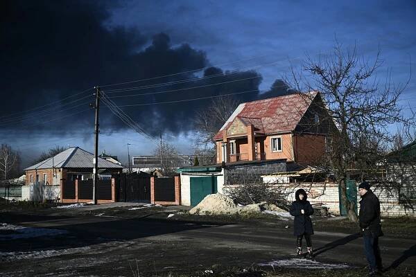 Kouř stoupající z vojenského letiště nedaleko Charkova
