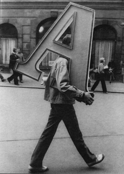Výstava: Fotografie lidiček z ulice, člověčenství a humoru Františka Dostála