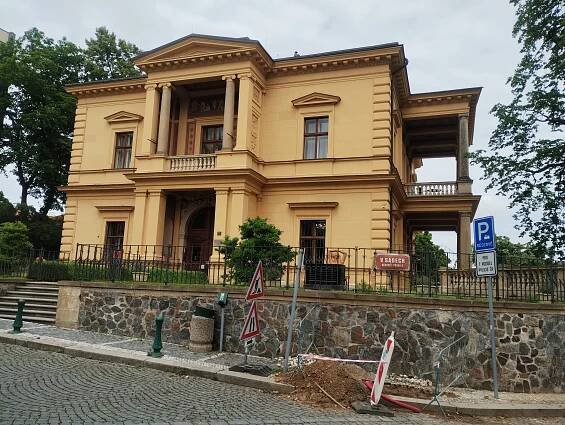 Soubor:Lannova vila, pohled od Petschkovy vily.jpg – Wikipedie
