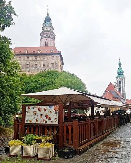 INFO.CZ | Voda za tři stovky v Českém Krumlově: Ostuda, nebo normál?