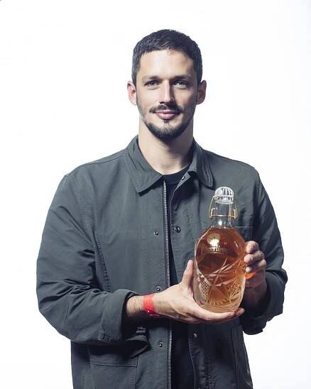 Charitativní dražba měla úspěch. Designové lahve vynesly přes dva miliony