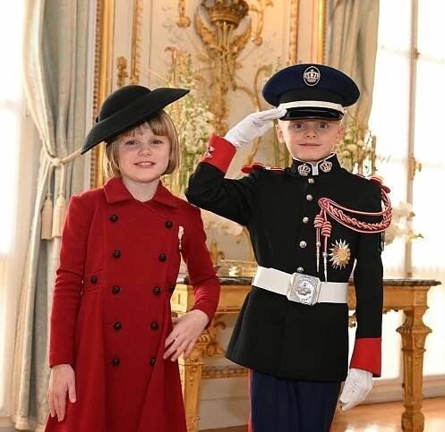 Okázalé oslavy monackého státního svátku: Královská dvojčata bavila národ! Charlene se sotva usmála...