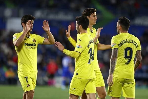 Gerard Moreno (vlevo) slaví se spoluhráči z Villarrealu gól na hřišti Getafe.