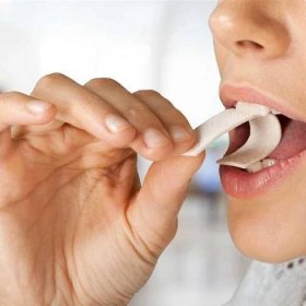 Se snížením nepříjemných příznaků pálení žáhy vám pomůže mimo jiné i obyčejná žvýkačka