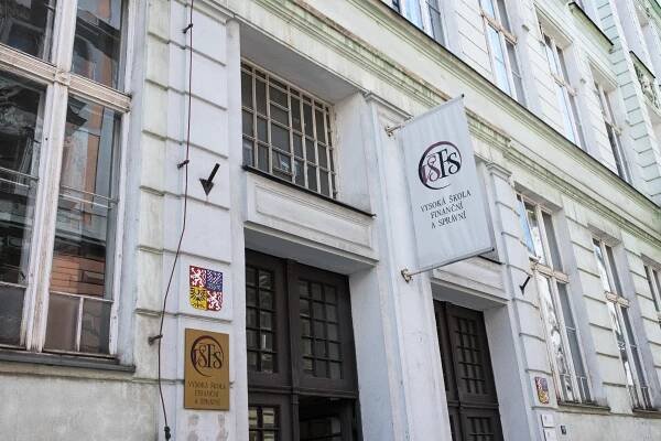 ‚Nájem za hubičku.‘ Pražské městské části brojí proti smlouvám se školou, která je spojená s politiky ODS