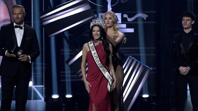 Předloni neuspěla, letos se raduje z korunky: Ohnivá tmavovláska srovnala dvě finále Miss