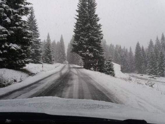 Na horách za noc napadlo až 30 centimetrů sněhu. Dopravu komplikuje ledovka i jazyky
