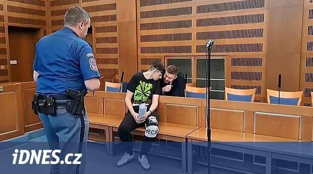 Jakub Tůma u Krajského soudu v Hradci Králové - iDNES.tv