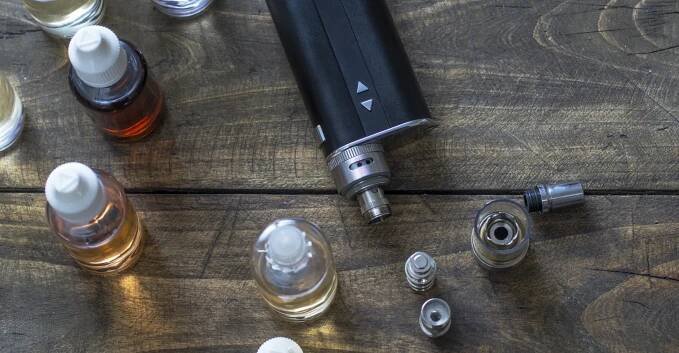 Prázdninové experimenty. Tříleté dítě vypilo náplň do e-cigarety s drogou HHC - Echo24.cz