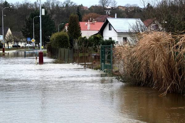 Uzavřené silnice i zátarasy z písku. Velká voda potrápila Středočeský kraj