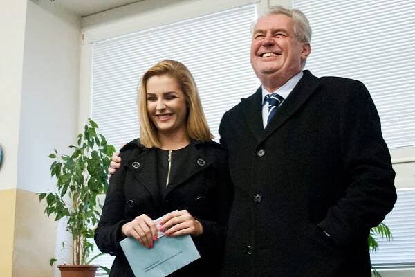 Zeman splnil manželce sen u příležitosti 60. narozenin. Čekat ale musela 31 let
