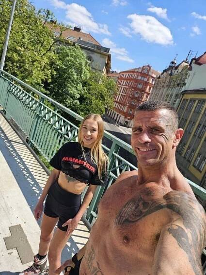 Jezero vyměnili za moře. Rosenbergova Janička dráždí v červených bikinách v Řecku, lidé si neodpustili rýpání - galerie
