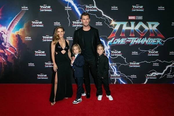 Filmový Thor Chris Hemsworth a jeho manželka se stali terčem kritiky kvůli narozeninové fotce syna