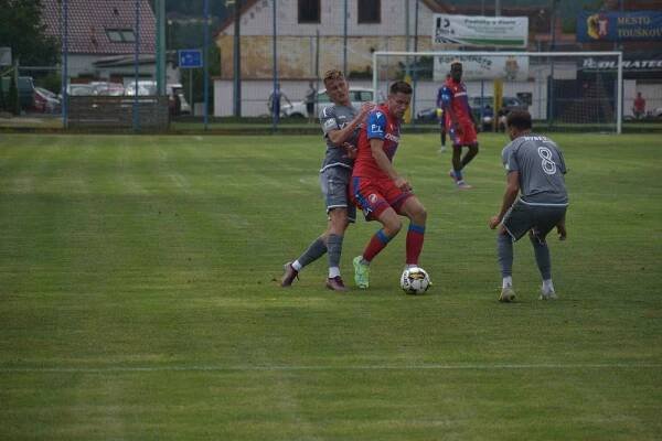 Fotbalisté Viktoria Plzeň vyhráli ve Městě Touškově nad druholigovou Chrudimí v pohodě 6:0. Poslední zápas před odjezdem na herní kemp do Rakouska měl parádní kulisu, kolem hřiště byla téměř tisícovka diváků.
