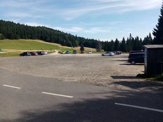 Fotogaléria • Parkoviště Jizerka – Mořina (Parkovisko pre návštevníkov a turistov – platené) • Mapy.com