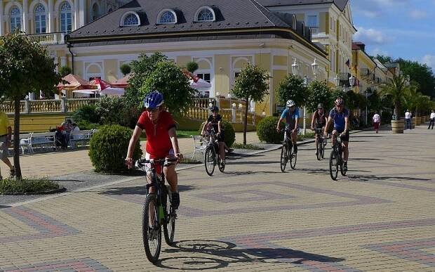 Cyklisté na pohodové projížďce ve Františkových Lázních