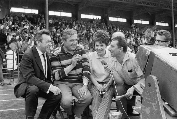 S Jaroslavem Šterclem, Jiřinou Bohdalovou a sportovním komentátorem Vítem Holubcem na fotbale. 