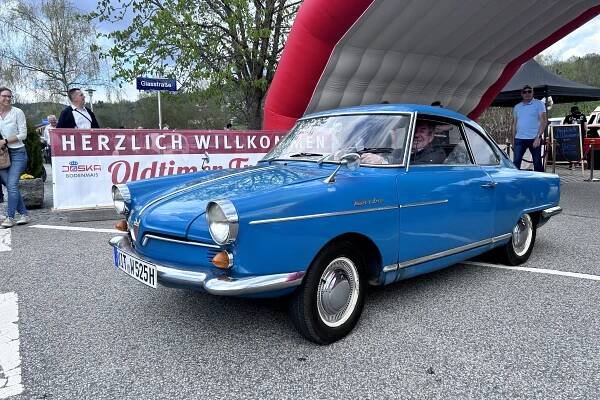 Blauer NSU Prinz vor dem Willkommensbanner beim Oldtimertreffen in Bodenmais