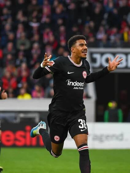 Fussball 1. Bundesliga 22.Spieltag - 23/24 - SC Freiburg vs. Eintracht Frankfurt - 18-02-2024 Torjubel zum 3:2 fuer Eintracht Frankfurt durch Ansgar Knauff Eintracht Frankfurt 36. /// Fussball 1. Bundesliga: SC Freiburg vs. Eintracht Frankfurt am Sonntag, den 18. Februar 2024 im Europa-Park Stadion in Freiburg im Breisgau DFL REGULATIONS PROHIBIT ANY USE OF PHOTOGRAPHS AS IMAGE SEQUENCES AND/OR QUASI-VIDEO. *** Soccer 1 Bundesliga 22 Matchday 23 24 SC Freiburg vs Eintracht Frankfurt 18 02 2024 Goal celebration for 3 2 for Eintracht Frankfurt by Ansgar Knauff Eintracht Frankfurt 36 Soccer 1 Bundesliga SC Freiburg vs Eintracht Frankfurt on Sunday, February 18, 2024 at Europa Park Stadium in Freiburg im Breisgau DFL REGULATIONS PROHIBIT ANY USE OF PHOTOGRAPHS AS IMAGE SEQUENCES AND OR QUASI VIDEO Copyright: xBEAUTIFULxSPORTS/GerdxGruendlx