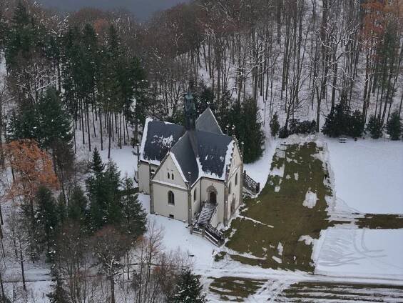 Rodinný pohřeb Schwarzenberga: K věčnému odpočinku ho uložili i s korunou. Vedle bratra a rodičů