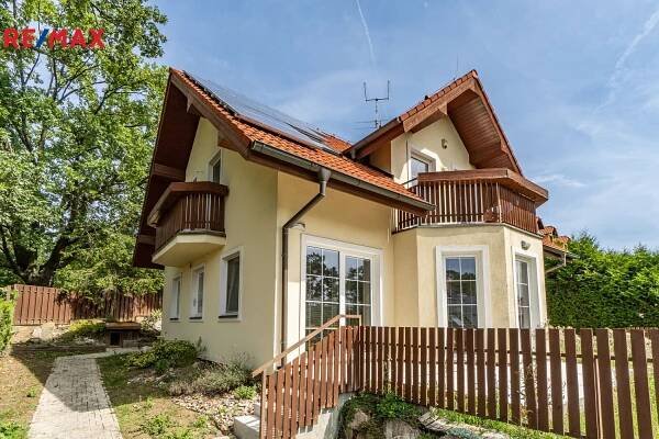 Prodej rodinného domu 5+1 s bazénem, garáží a zahradou, ul. Nad Rybníkem Praha 14 - Dolní Počernice | Reality.iDNES.cz 