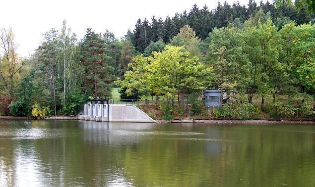 File:Hostivařská přehrada, výpusť (01).jpg