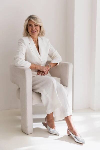 Šik v každém věku: Helena Harabinová nosí moderní outfity i po šedesátce