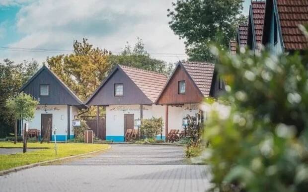 Travelking.cz: Slovácký dvůr v chatkách i penzionu... - Skrz.cz