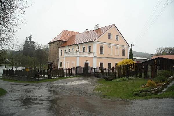 Soubor:New building of castle in Svojšice, Petrovice u Sušice, Klatovy District.jpg – Wikipedie