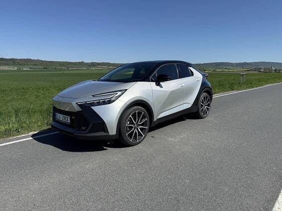 Recenze Toyoty C-HR plug-in hybrid: Design upozadil praktičnost