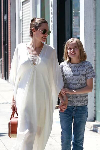 angelina-jolie-vivienne-jolie-pitt-shopping-los-feliz-los-angeles-california2