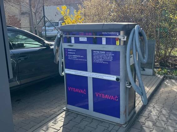 Vysavac a klepac v pozadi