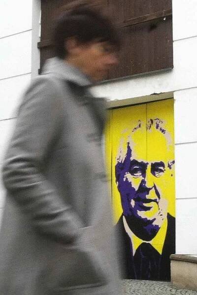 Husa láká diváky na premiéru podobiznou prezidenta.