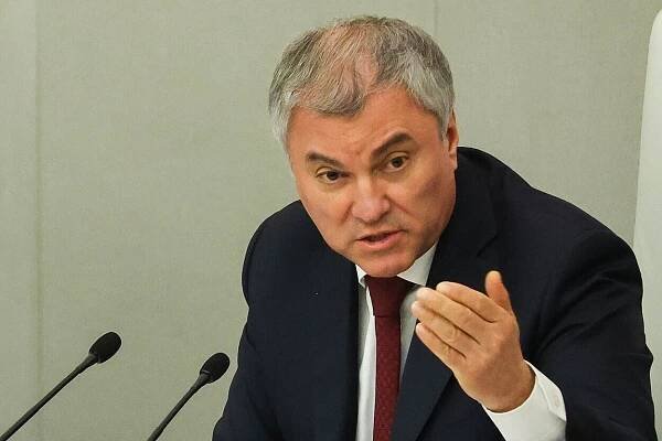 Američané se přímo účastní vojenských operací proti Rusku, tvrdí šéf dolní komory parlamentu Volodin