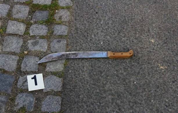 Při hádce dostal dvě facky, tak vytáhl mačetu. Přímo před policejní hlídkou