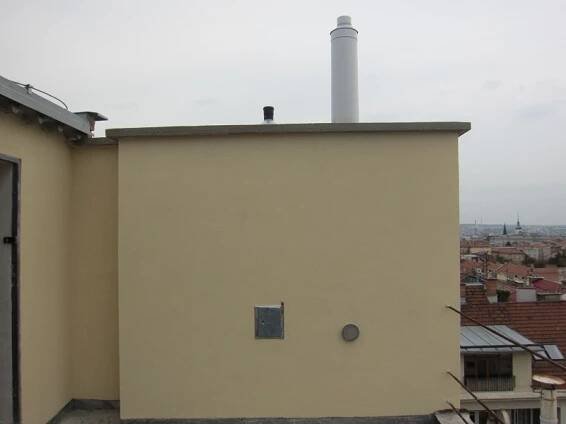Kovový komín na bytovém domě v Brně