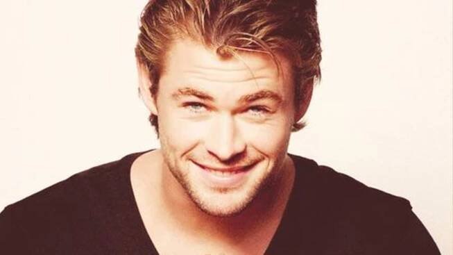 Sexy Hemsworth ukázal holý zadek. Měl z toho trauma